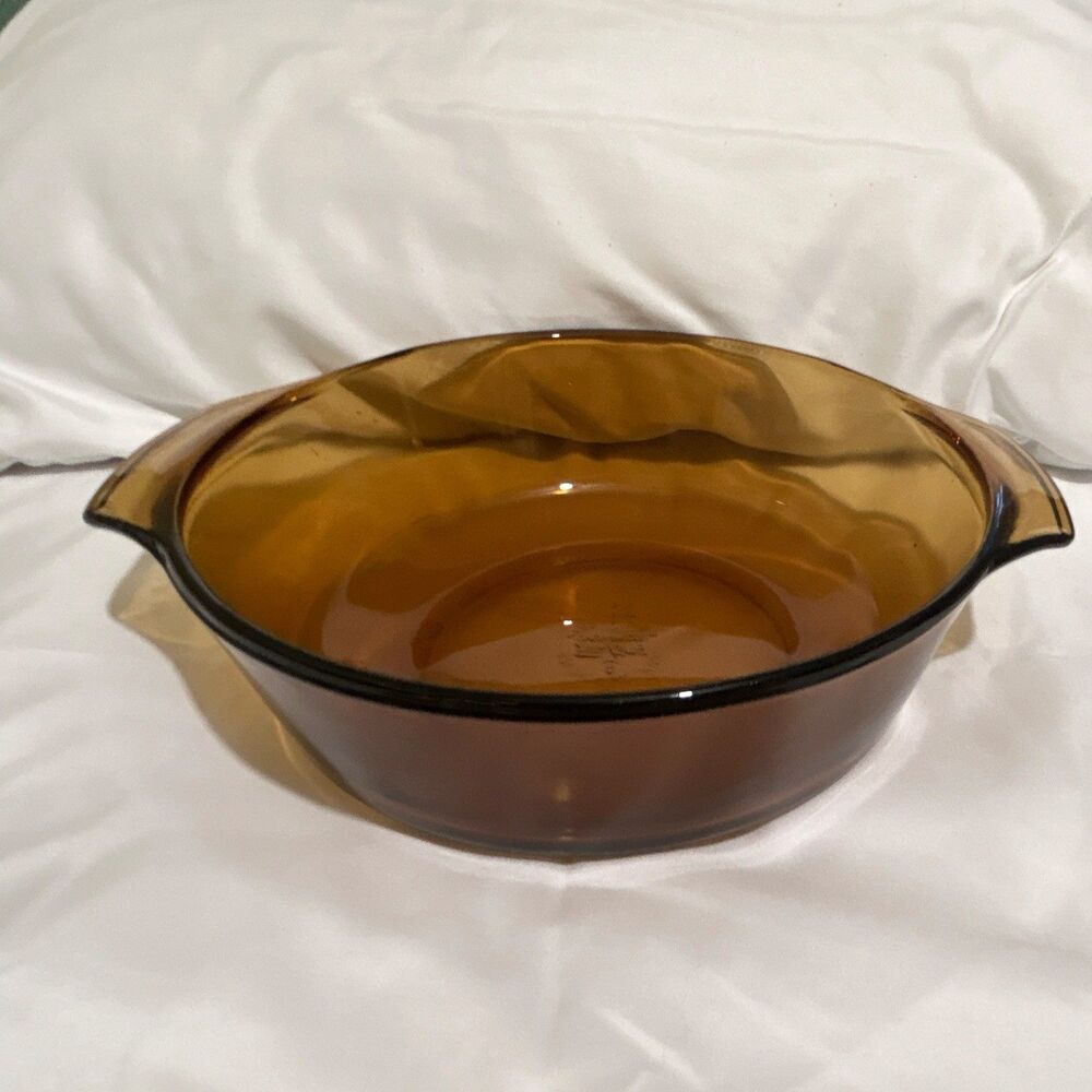 Anchor Hocking Fire King 1 1/2 QTs Glass Round Bakeware with Side Handles